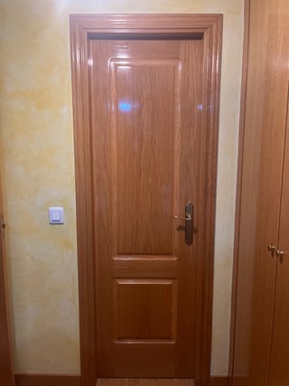 Puerta Roble 2,015x0,61m Buen Estado. Izquierda.