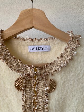 Chaqueta GALLERY crema con detalles dorados