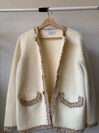 Chaqueta GALLERY crema con detalles dorados