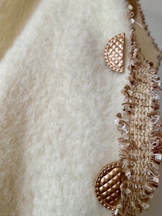 Chaqueta GALLERY crema con detalles dorados