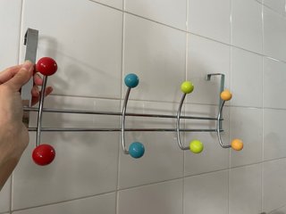Percheros de pared con bolas de colores