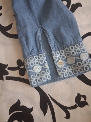 Blusa da donna in denim ricamata