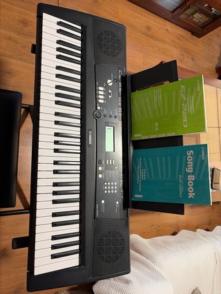 Teclado Yamaha EZ 220+ Soporte + banco
