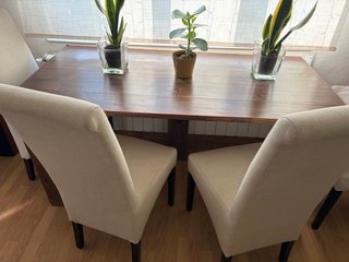 Mesa de comedor de madera oscura