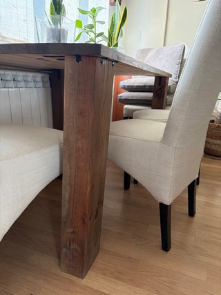 Mesa de comedor de madera oscura