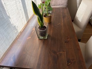 Mesa de comedor de madera oscura