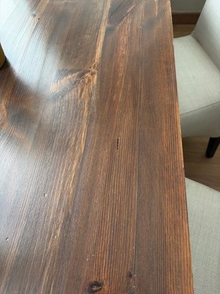 Mesa de comedor de madera oscura