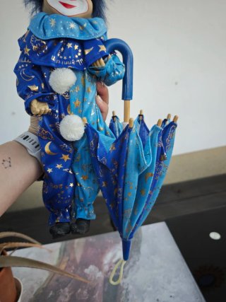 Muñeca de porcelana payaso con paraguas