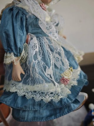 Muñeca de porcelana antigua