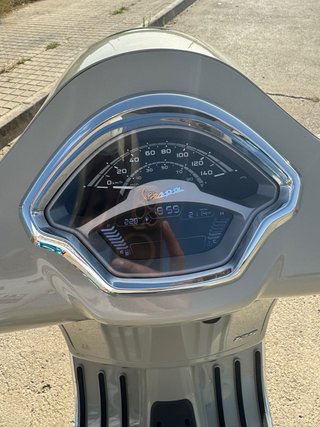 Vespa GTS 125 2024 | 2.100 km | Impecable