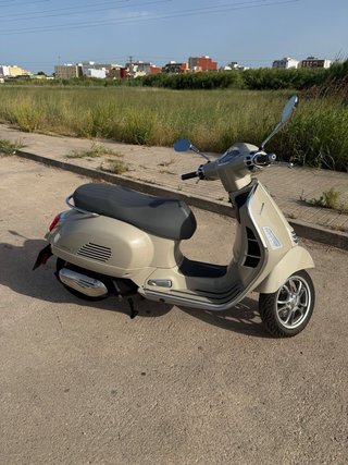 Vespa GTS 125 2024 | 2.100 km | Impecable
