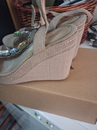 Cuñas beige con pedrería