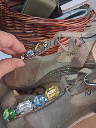 Cuñas beige con pedrería