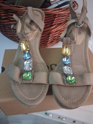 Cuñas beige con pedrería