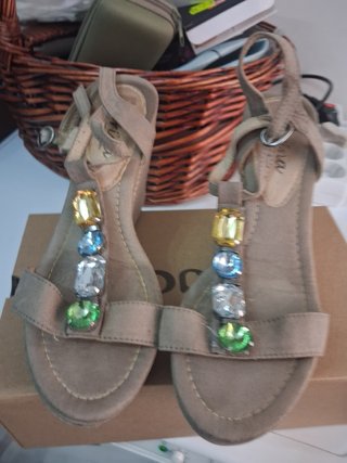 Cuñas beige con pedrería