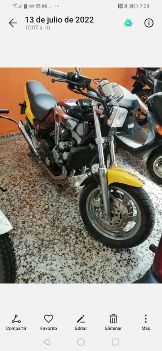 Moto Yamaha Clásica Negra y Cromada