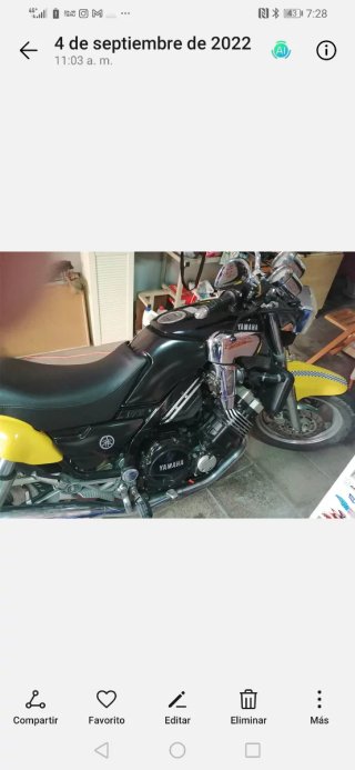 Moto Yamaha Clásica Negra y Cromada