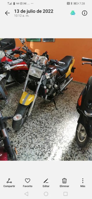 Moto Yamaha Clásica Negra y Cromada