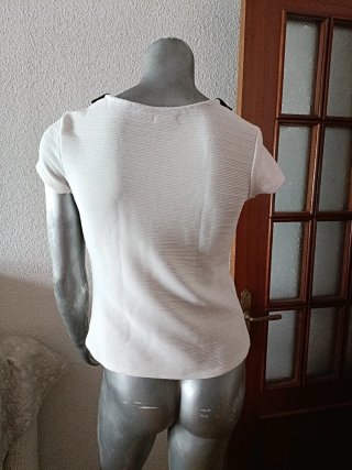 Camiseta blanca cuello bebé negro