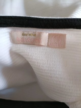 Camiseta blanca cuello bebé negro