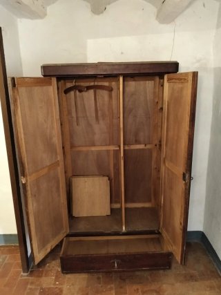 Armario antiguo de madera