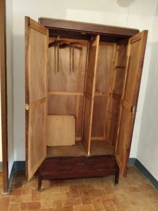Armario antiguo de madera