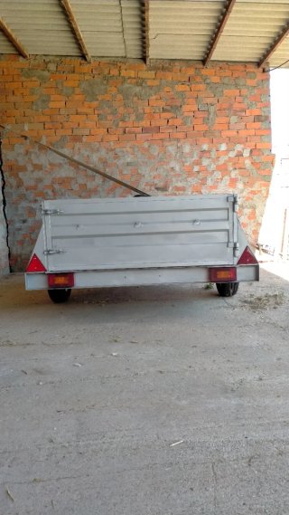 Remolque para coche con rueda de repuesto