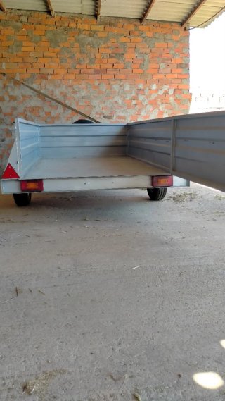 Remolque para coche con rueda de repuesto