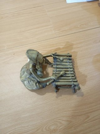 Figura africana de bronce músico