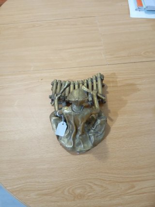 Figura africana de bronce músico