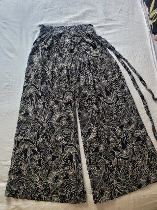 Pantalón ancho estampado floral blanco y negro