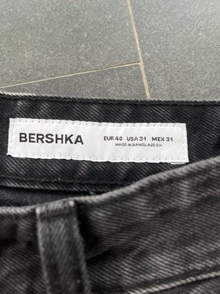 Pantalón corto Bershka negro desgastado