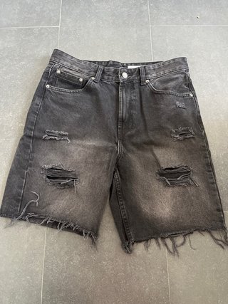 Pantalón corto Bershka negro desgastado