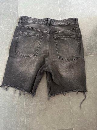 Pantalón corto Bershka negro desgastado