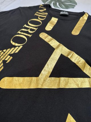 Camiseta EA7 Negra y Dorada
