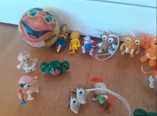 16 Figuras Kinder + Pelota Lupita