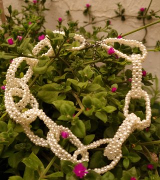 Collar artesanal trenzado de perlas