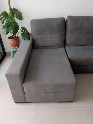 Sofá modular gris de tela. Cheslong