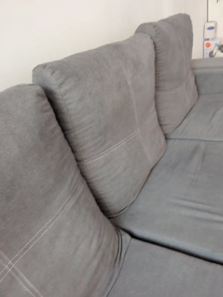 Sofá modular gris de tela. Cheslong