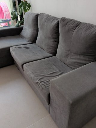 Sofá modular gris de tela. Cheslong