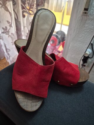 Zuecos rojos de ante
