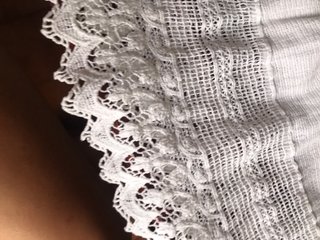 Blusa blanca sin mangas con encaje