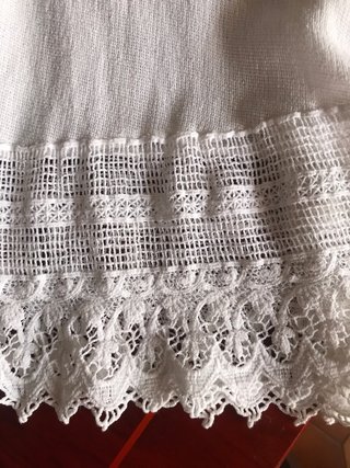 Blusa blanca sin mangas con encaje