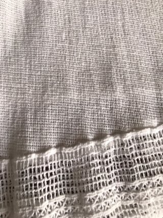 Blusa blanca sin mangas con encaje