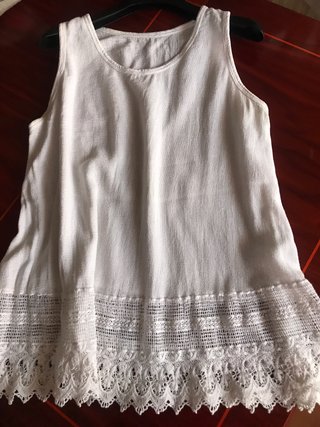 Blusa blanca sin mangas con encaje