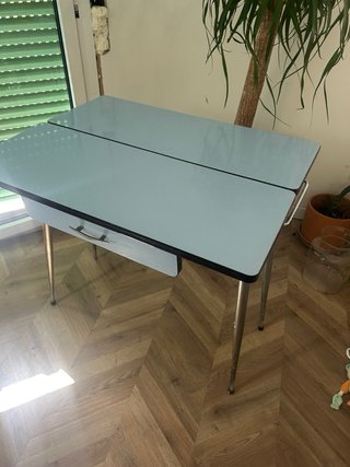 Escritorio vintage azul y plateado