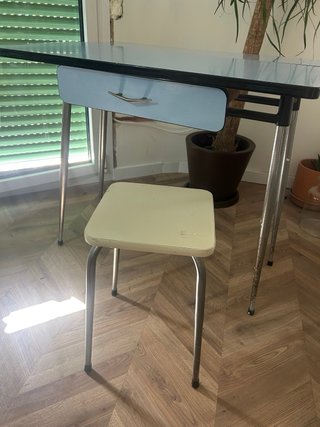 Escritorio vintage azul y plateado