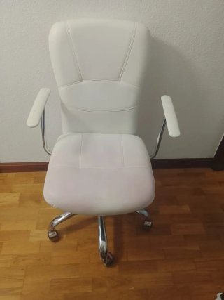 Silla de oficina blanca y plateada