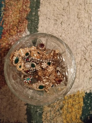 Bote de joyas doradas y multicolores y plateadas