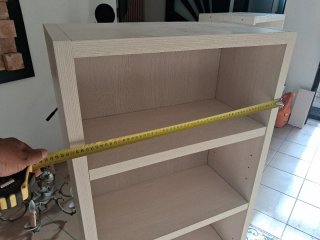 Estantería de madera beige